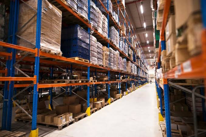 Equipe de operação em centro de distribuição conferindo mercadorias
